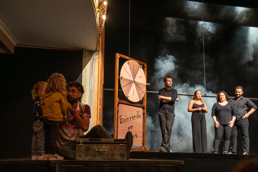 Improvisación e interactividad: el concierto "Brincando em Cena" reinventa la ópera en el escenario del Theatro São Pedro.